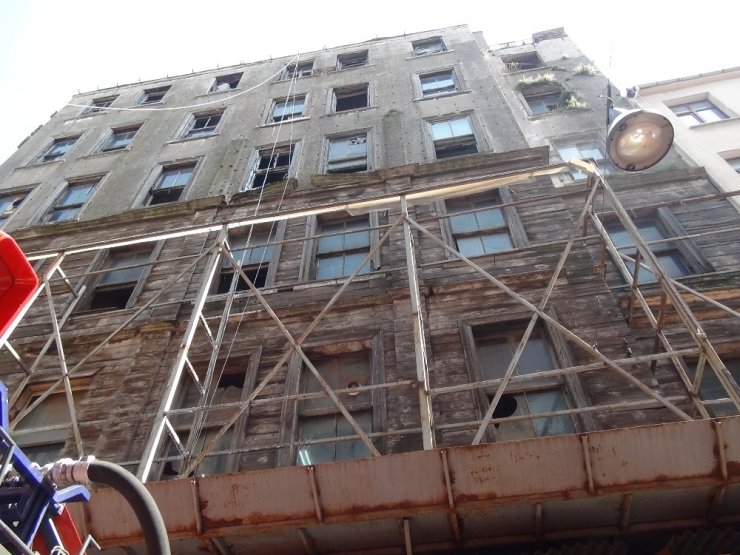 Beyoğlu’nda yanan binadan yere düşen cam parçaları paniğe neden oldu