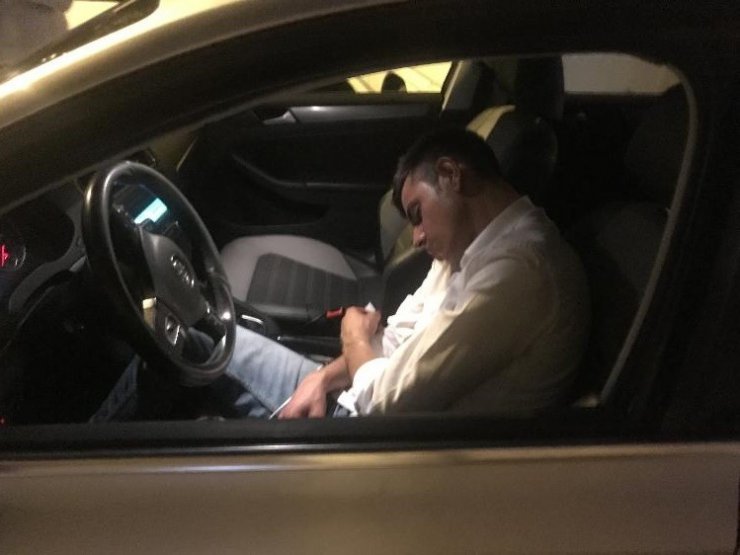 Kağıthane’de kaza yapan alkollü sürücü direksiyon başında uyuya kaldı