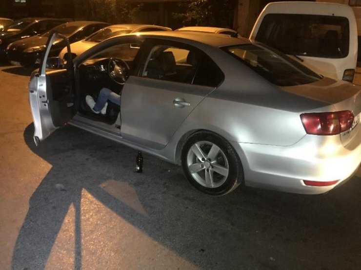 Kağıthane’de kaza yapan alkollü sürücü direksiyon başında uyuya kaldı