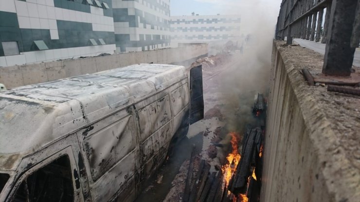 Maltepe’de hastane inşaatı bahçesinde minibüs yandı
