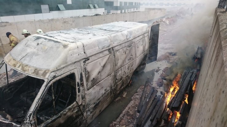 Maltepe’de hastane inşaatı bahçesinde minibüs yandı