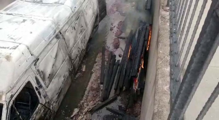 Maltepe’de hastane inşaatı bahçesinde minibüs yandı