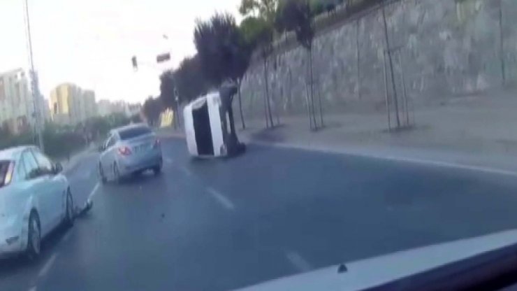 Polisten kaçarken takla attılar, o anlar kamerada