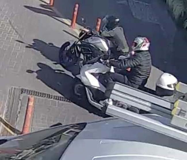 Ataşehir’de alış veriş merkezinin otoparkında motosiklet hırsızlığı kamerada