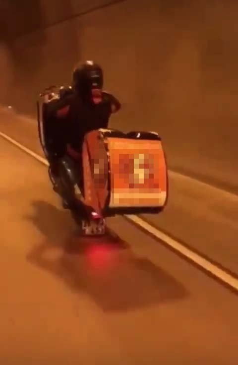 İstanbul’da motosikletli kurye müşterilere siparişleri tek teker üzerinde götürdü