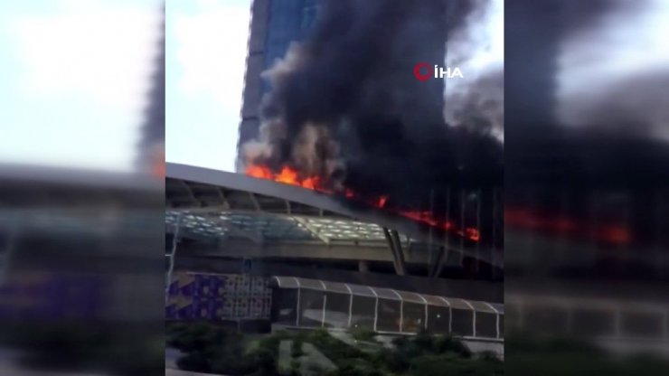 Zincirlikuyu’da bir AVM’nin giriş bölümünde izolasyon malzemeleri nedeniyle yangın çıktı. Olay yerine çok sayıda itfaiye ekibi sevk edildi .