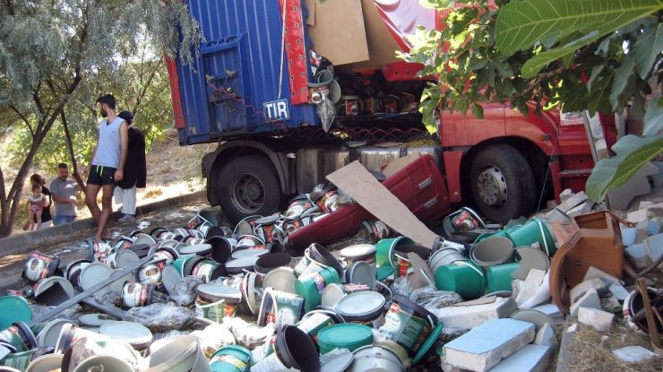 Park Halindeyken Freni Patlayan Tır Evin Duvarına Çaptı