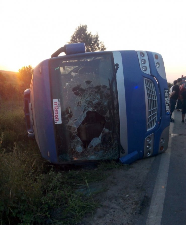 Çatalca’da minibüs devrildi: 20 yaralı