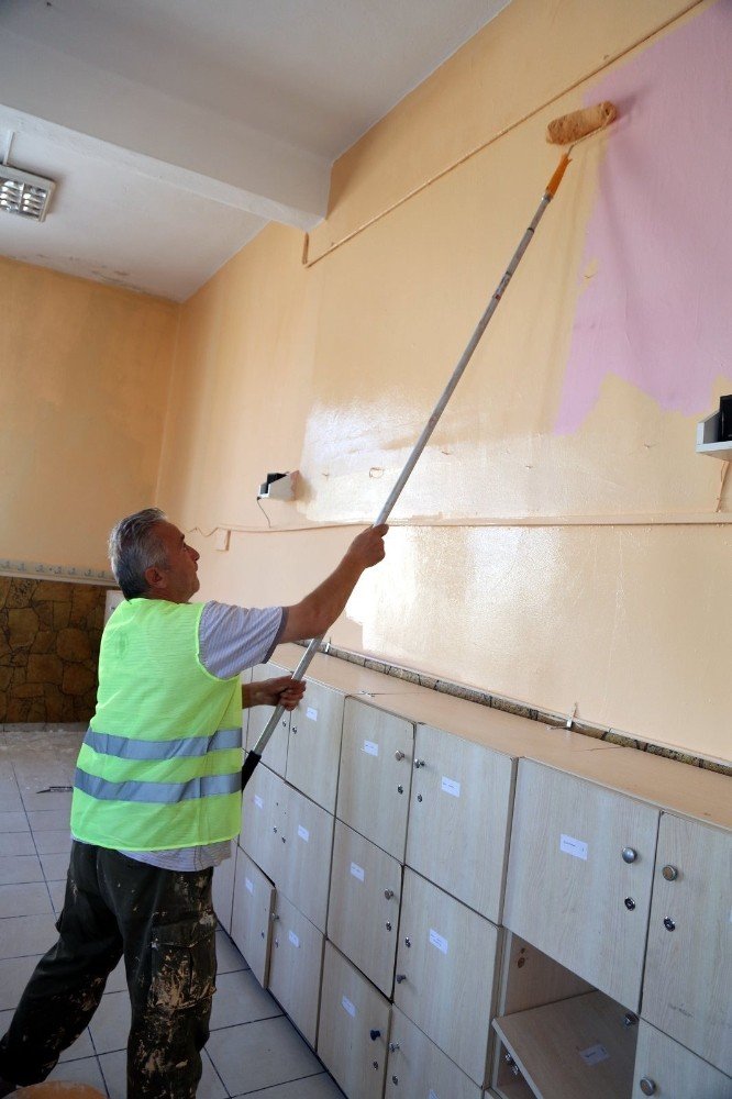 Eyüpsultan’da okullar pırıl pırıl oluyor