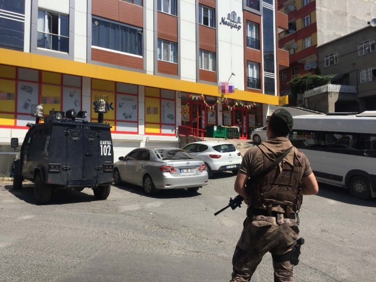 Sultangazi’de markette silahlı soygun