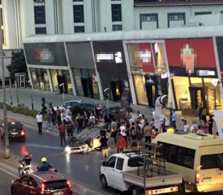 Avcılar’da E-5’de takla atan otomobil kamerada