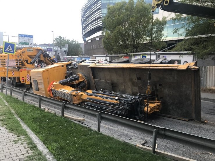 Bakırköy’de vinç yola devrildi: 1 yaralı