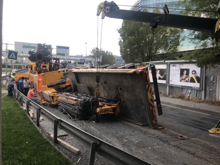 Bakırköy’de vinç yola devrildi: 1 yaralı
