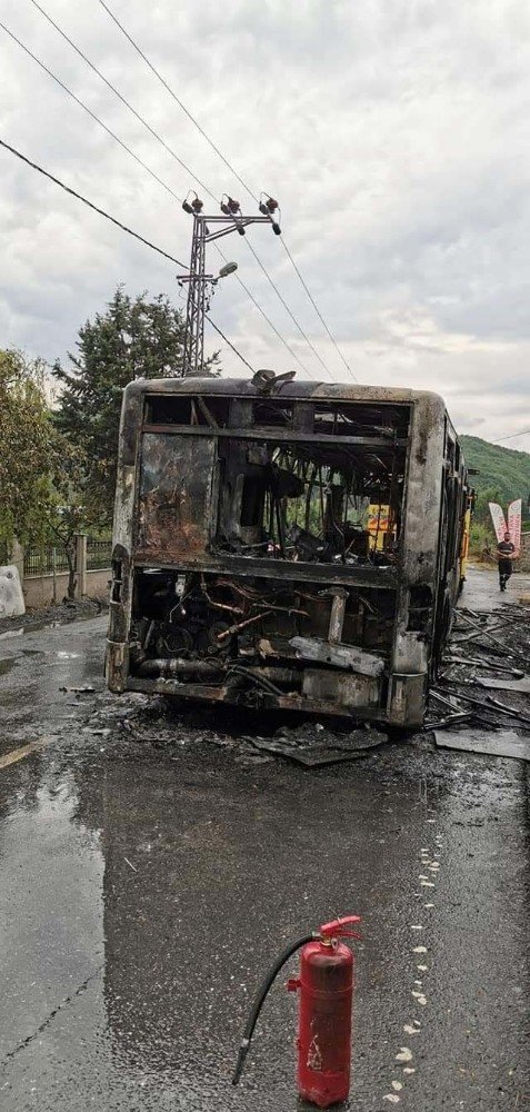 Beykoz’da belediye otobüsünün alevlere teslim olduğu anlar kamerada