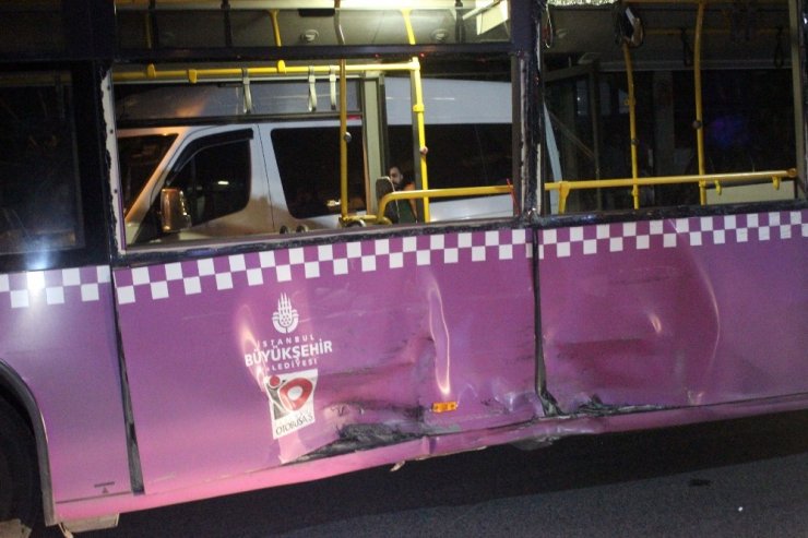 Kağıthane'de, Sürücü kalp spazmı geçirdi, panelvan halk otobüsüne çarptı: 4 yaralı