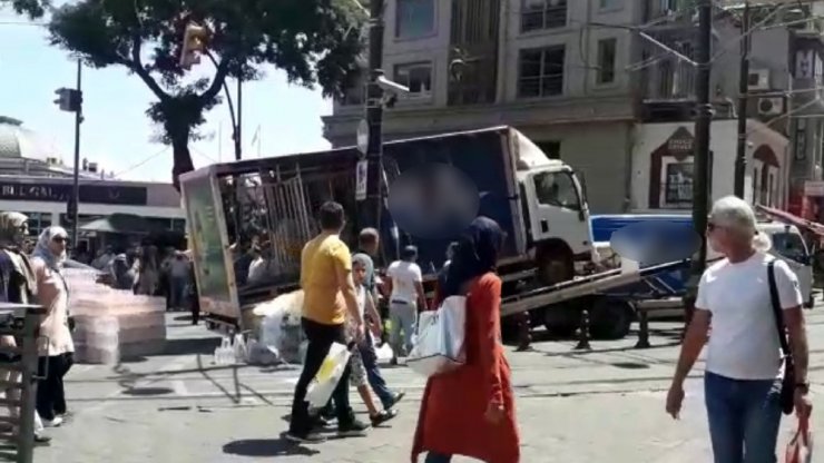 Sirkeci’de yolda kalan kamyonet trafik çekicisine zor anlar yaşattı