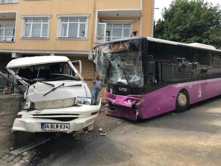 Üsküdar’da kontrolden çıkan halk otobüsü minibüse feci şekilde çarptı: 4 yaralı