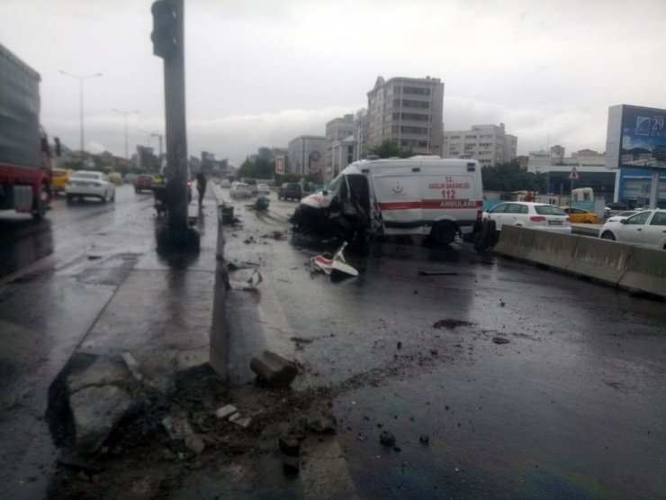 D-100 karayolunda kontrolden çıkan ambulans tabela direğine çarptı, 3 yaralı