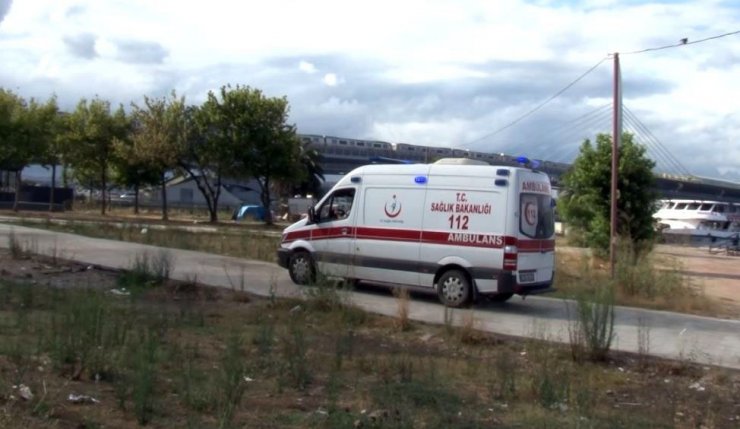 Haliç’te denize atlayan genç kızı peşinden atlayarak kurtardı