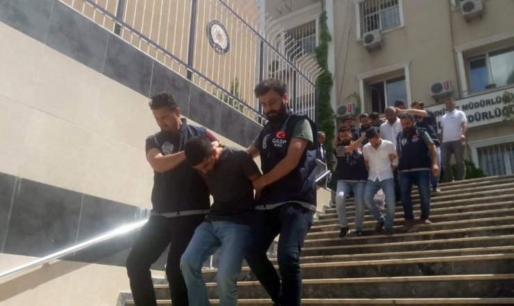 Bayrampaşa’da ATM’den para çeken Libyalının gasp edildiği anlar kamerada