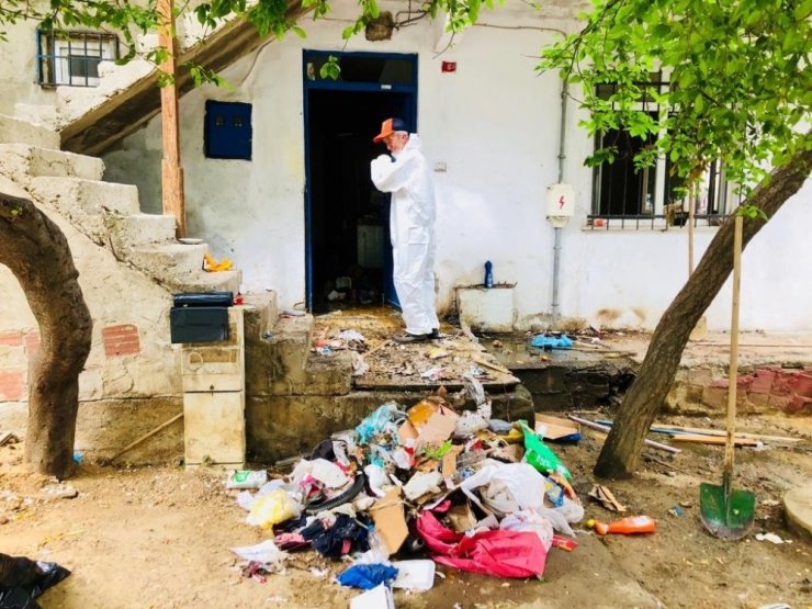 Pendik’te çöp evden 4 kamyon atık çıktı