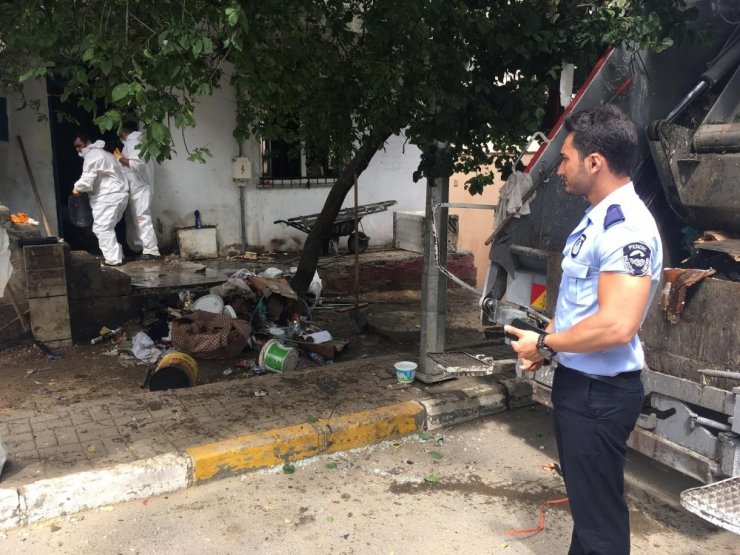 Pendik’te çöp evden 4 kamyon atık çıktı