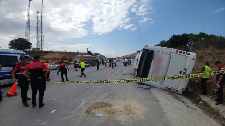 Seyir halindeyken arka tekeri patlayan servis aracı devrildi
