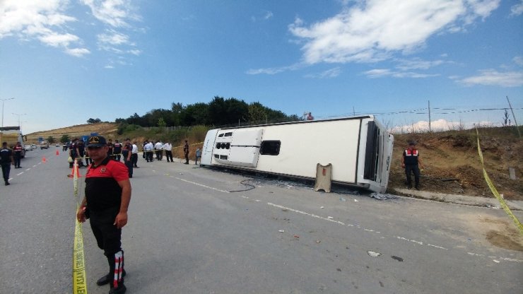 Seyir halindeyken arka tekeri patlayan servis aracı devrildi