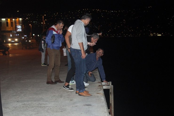 Tarabya sahilinde denize girdikten sonra kaybolan yakınlarını arıyorlar