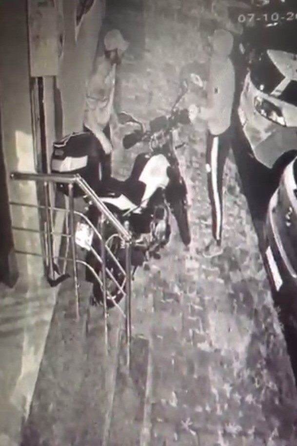 Motosikleti çalmak için 3 defa geldiler