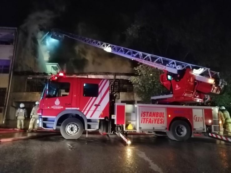 Sultanbeyli’de metruk evde yangın çıktı