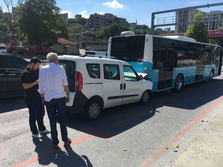 Hızını Alamayan Ticari Araç, Otobüse Arkadan Çarptı