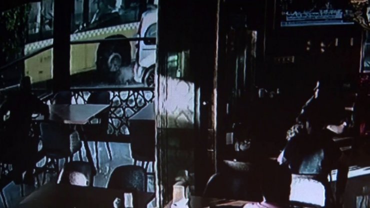 İETT OTOBÜSÜNÜN ÇARPTIĞI YAYA HAYATINI KAYBETTİ