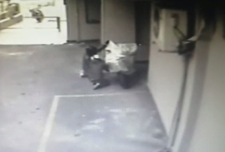 KOZYATAĞI’NDA MOTOSİKLET HIRSIZLIĞI KAMERADA