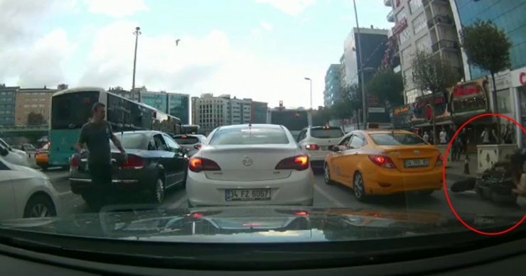 MECİDİYEKÖY’DE MOTOSİKLETLİNİN KADINA ÇARPMA ANI KAMERADA