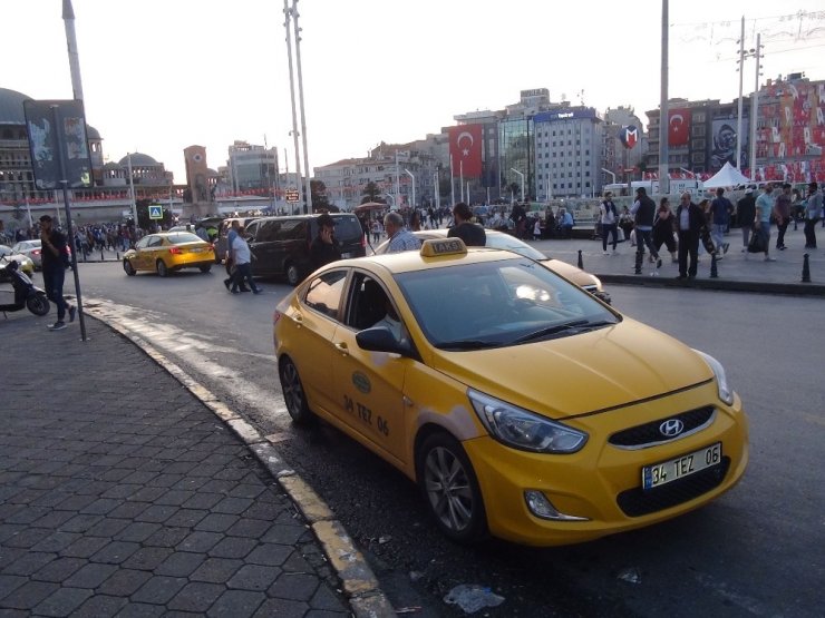 TAKSİM’DE YAYAYA ÇARPAN TİCARİ TAKSİ BAĞLANDI