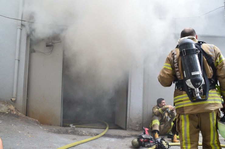 DERİ İMALATHANESİNDE KORKUTAN YANGIN