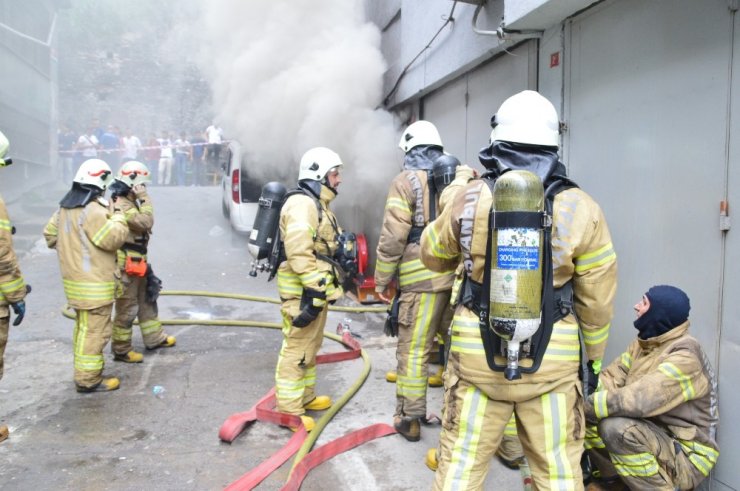 DERİ İMALATHANESİNDE KORKUTAN YANGIN