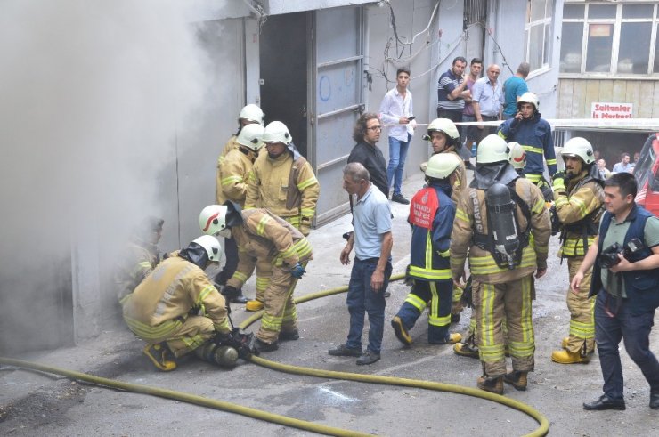 DERİ İMALATHANESİNDE KORKUTAN YANGIN