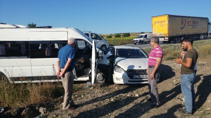 Arnavutköy’de Otomobil Çarpıştı yaralılar var