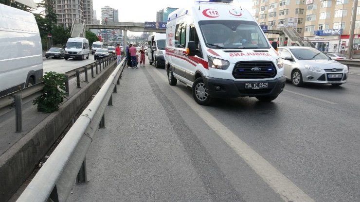 E-5’TE MOTOSİKLET İLE MİNİBÜS ÇARPIŞTI: 1 YARALI