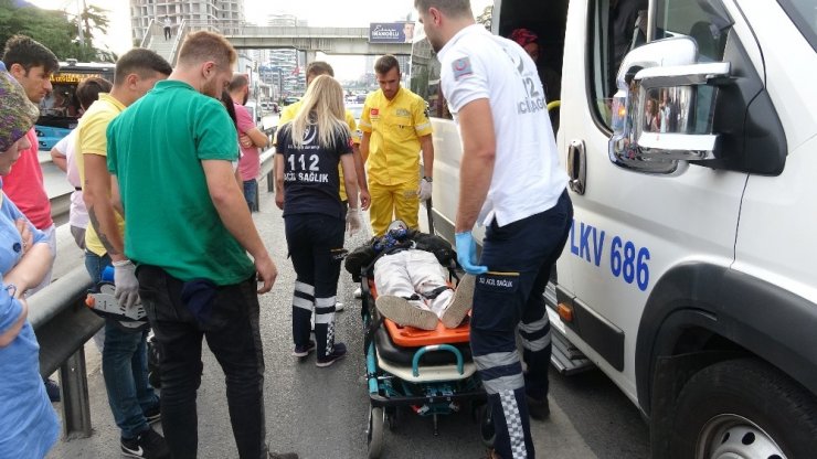 E-5’TE MOTOSİKLET İLE MİNİBÜS ÇARPIŞTI: 1 YARALI