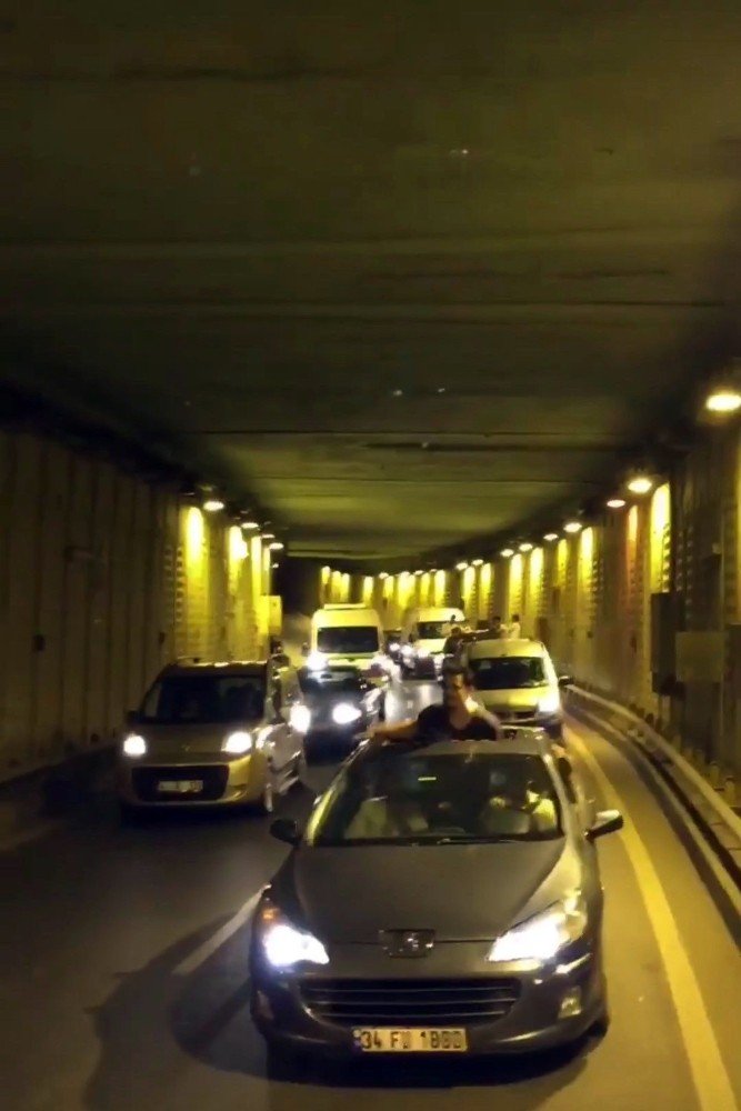 İstanbul'un göbeğinde magandalar tünel kapatıp havaya ateş açtı!