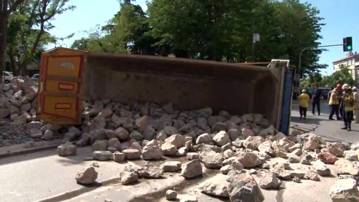 Üsküdar'da taş yüklü hafriyat kamyonu yola devrildi