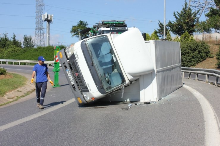 Ataşehir’de Virajı alamadı devrildi