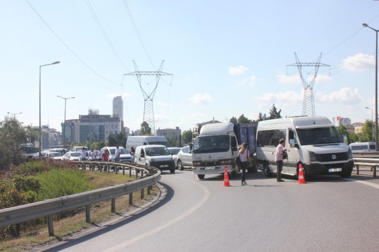 Ataşehir’de Virajı alamadı devrildi