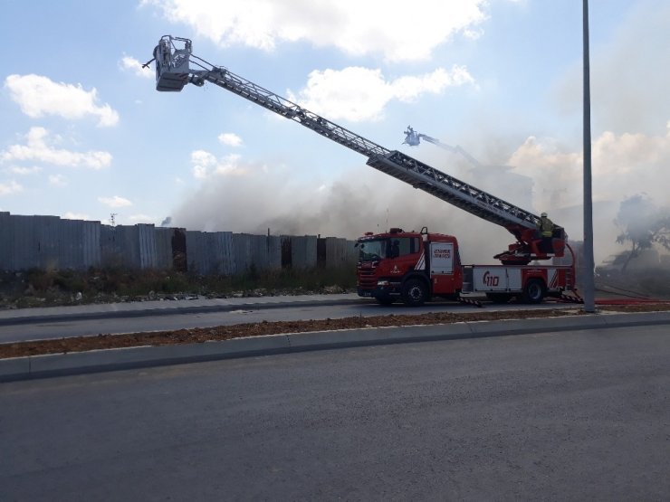 BAŞAKŞEHİR’DE HURDALIK YANGINI HAVADAN GÖRÜNTÜLENDİ