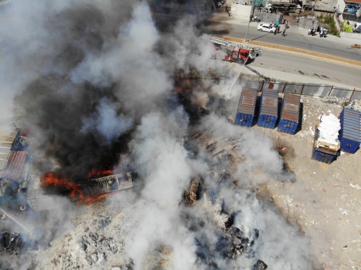 BAŞAKŞEHİR’DE HURDALIK YANGINI HAVADAN GÖRÜNTÜLENDİ