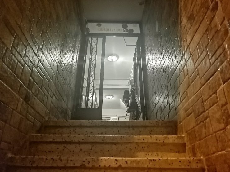 CESET ÇIKAN BİNADA VATANDAŞLARIN KOKU ÇİLESİ DEVAM EDİYOR