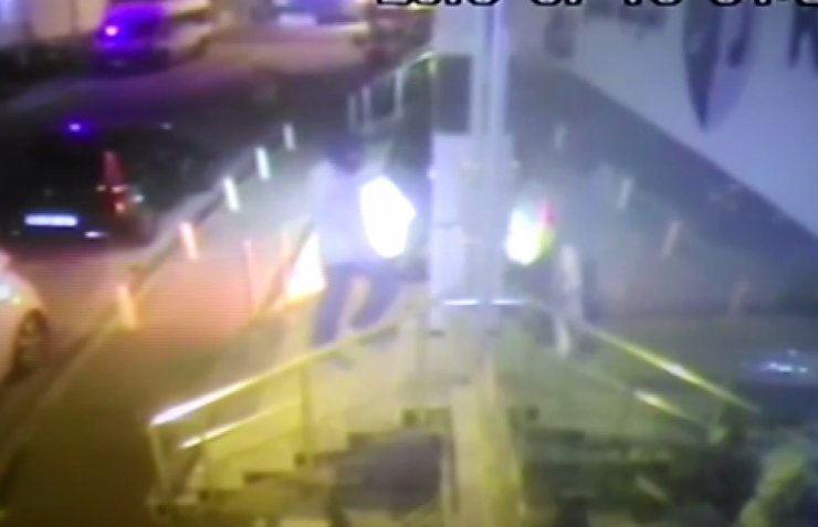 ESENYURT’TA İŞ YERİNE GİREN MASKELİ HIRSIZLAR GÜVENLİK KAMERASINDA